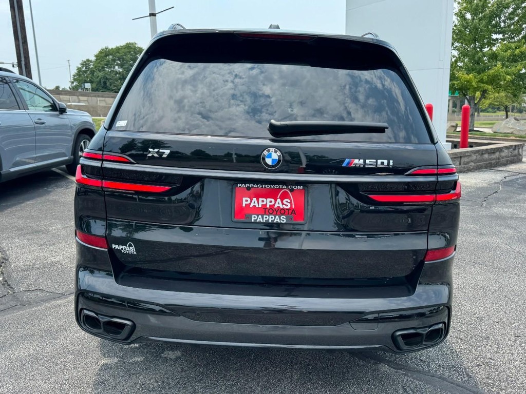 BMW X7 Vehicle Full-screen Gallery Image 04