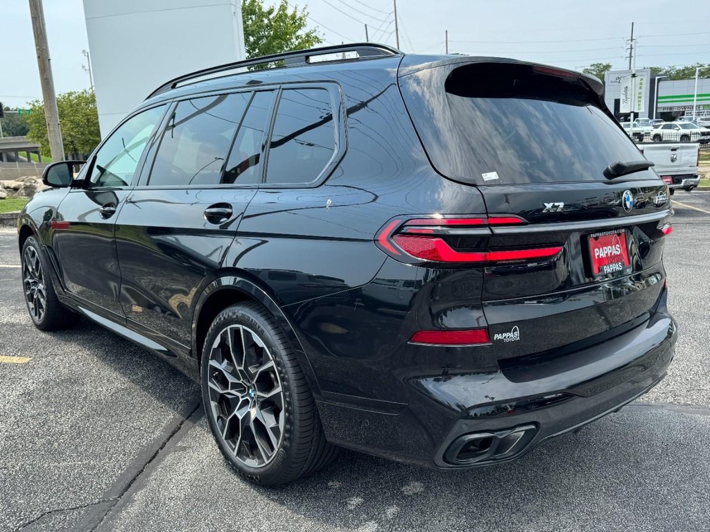 BMW X7 Vehicle Full-screen Gallery Image 05