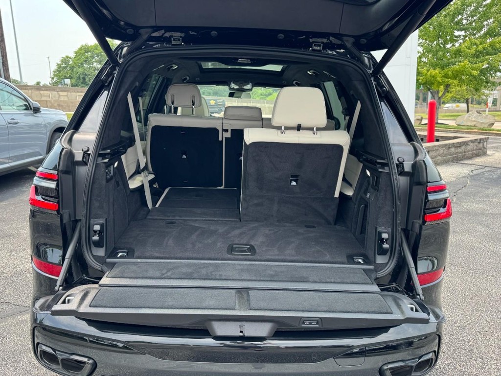 BMW X7 Vehicle Full-screen Gallery Image 06