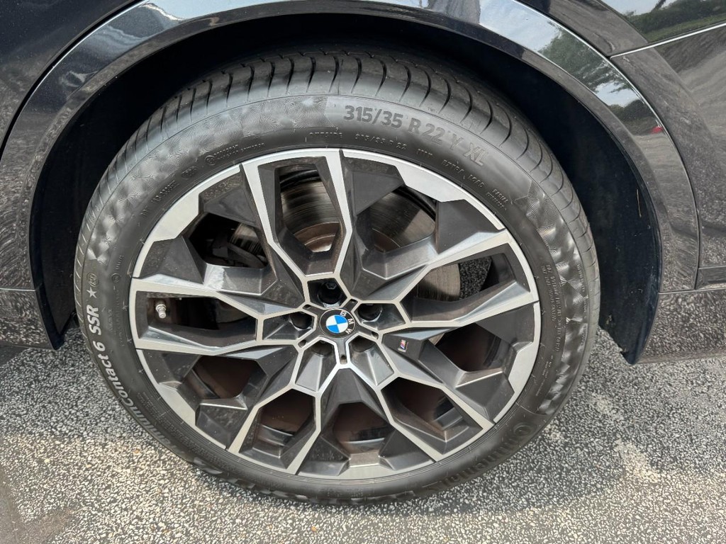 BMW X7 Vehicle Full-screen Gallery Image 07