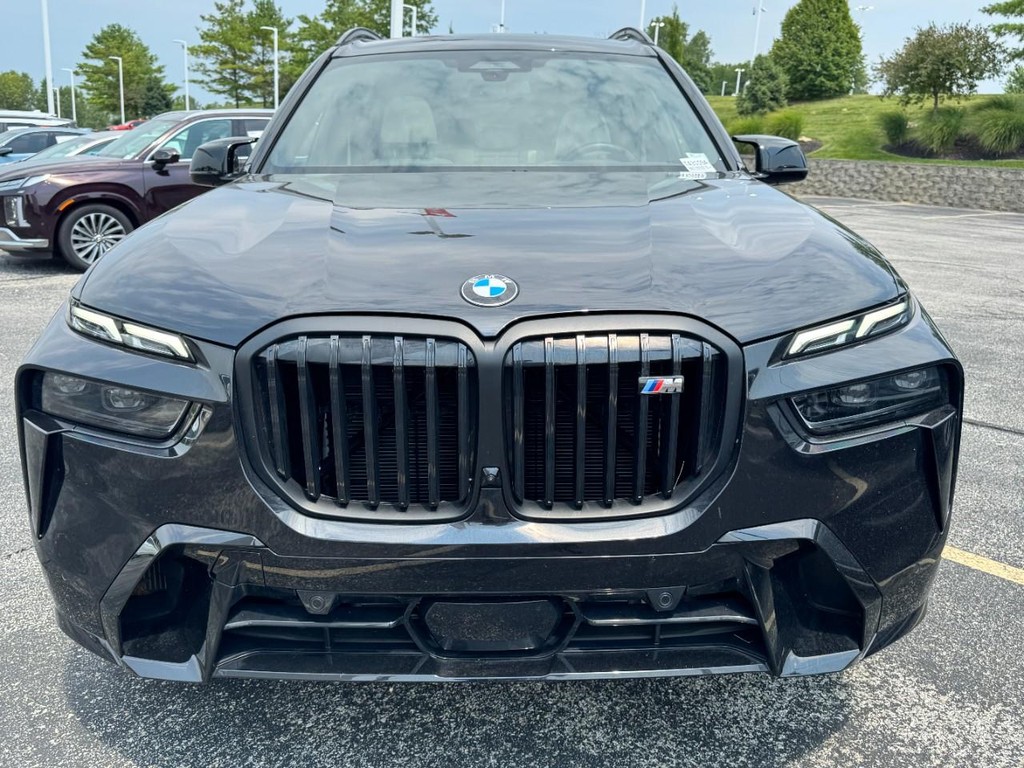 BMW X7 Vehicle Full-screen Gallery Image 09