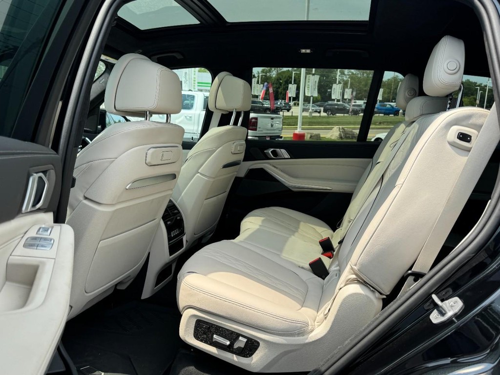 BMW X7 Vehicle Full-screen Gallery Image 10