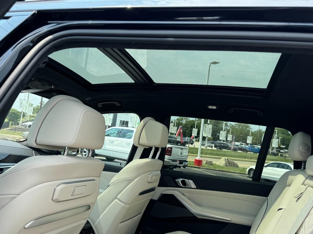 BMW X7 Vehicle Full-screen Gallery Image 11