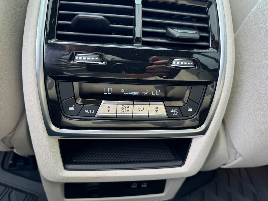 BMW X7 Vehicle Full-screen Gallery Image 12