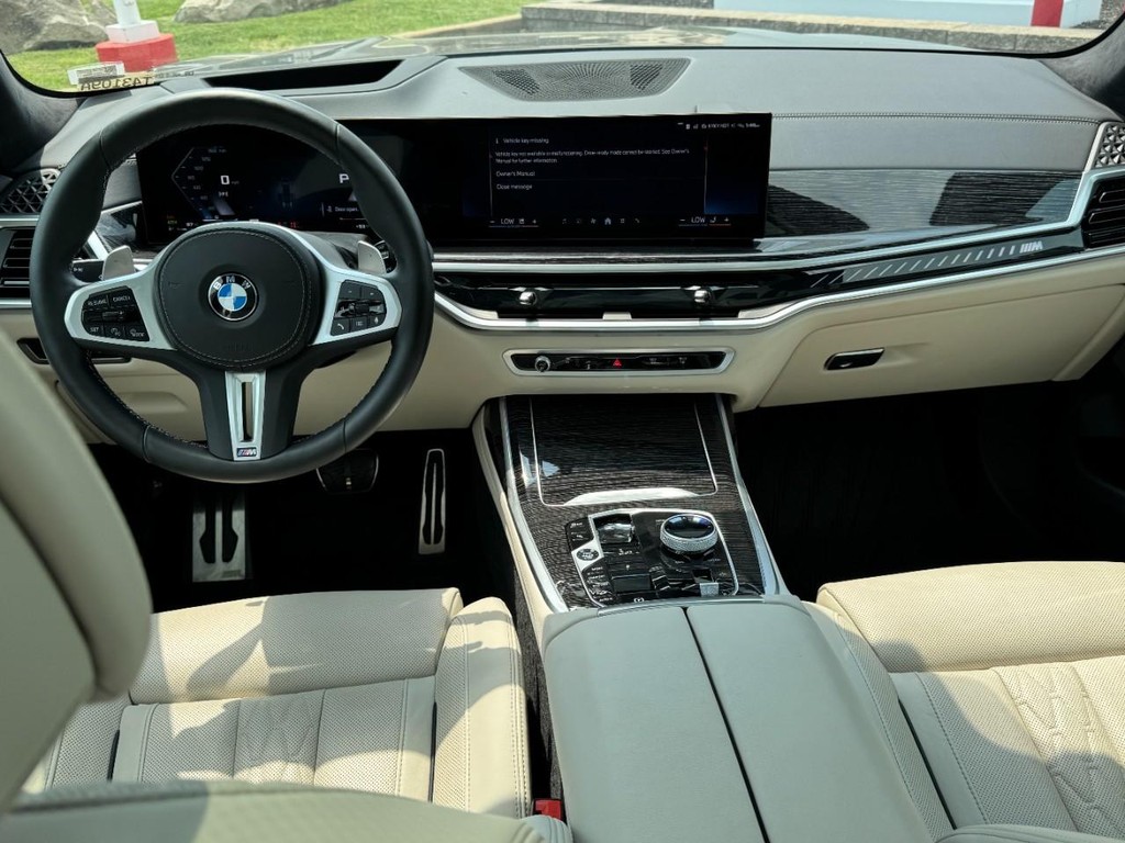 BMW X7 Vehicle Full-screen Gallery Image 13