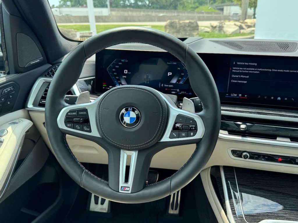 BMW X7 Vehicle Full-screen Gallery Image 14