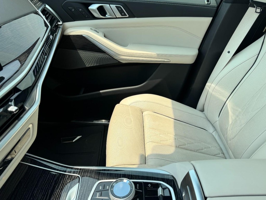 BMW X7 Vehicle Full-screen Gallery Image 15