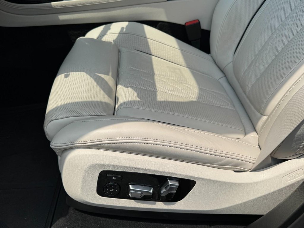 BMW X7 Vehicle Full-screen Gallery Image 16
