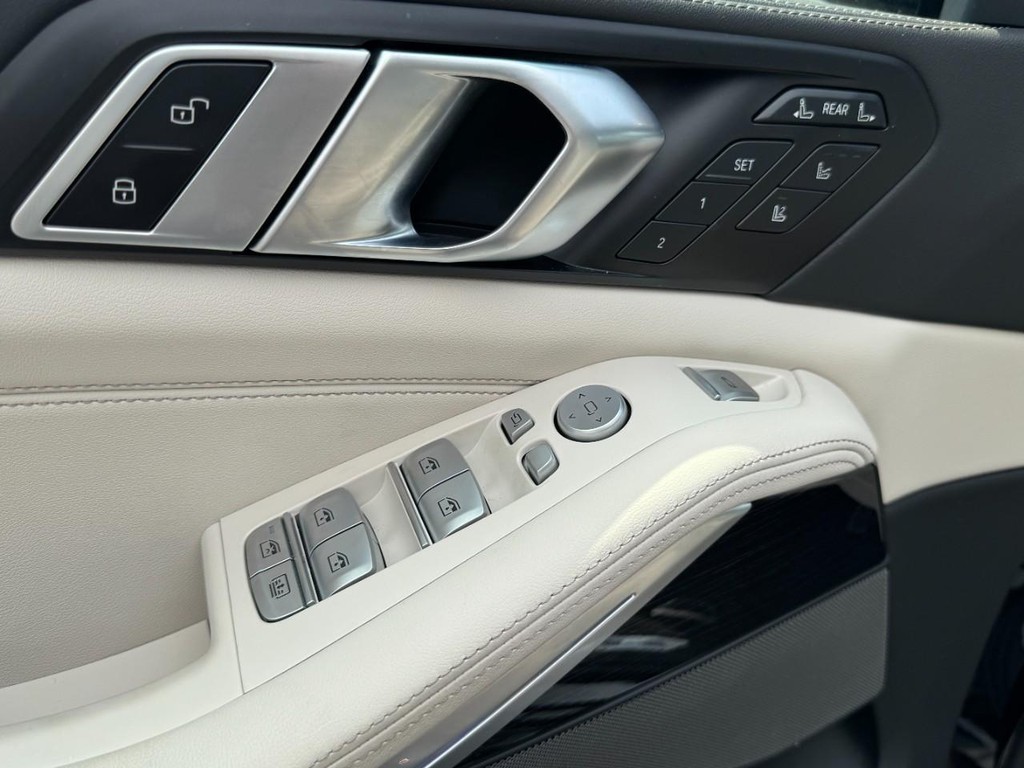 BMW X7 Vehicle Full-screen Gallery Image 17