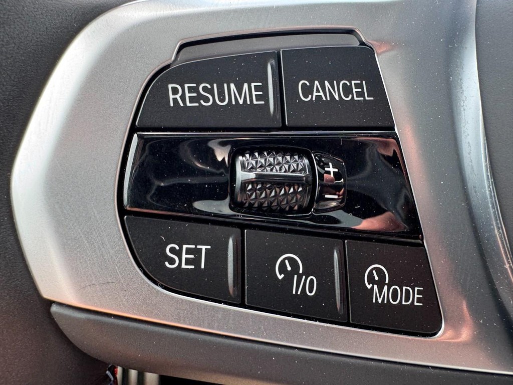 BMW X7 Vehicle Full-screen Gallery Image 18