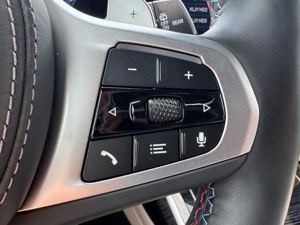 BMW X7 Vehicle Full-screen Gallery Image 19
