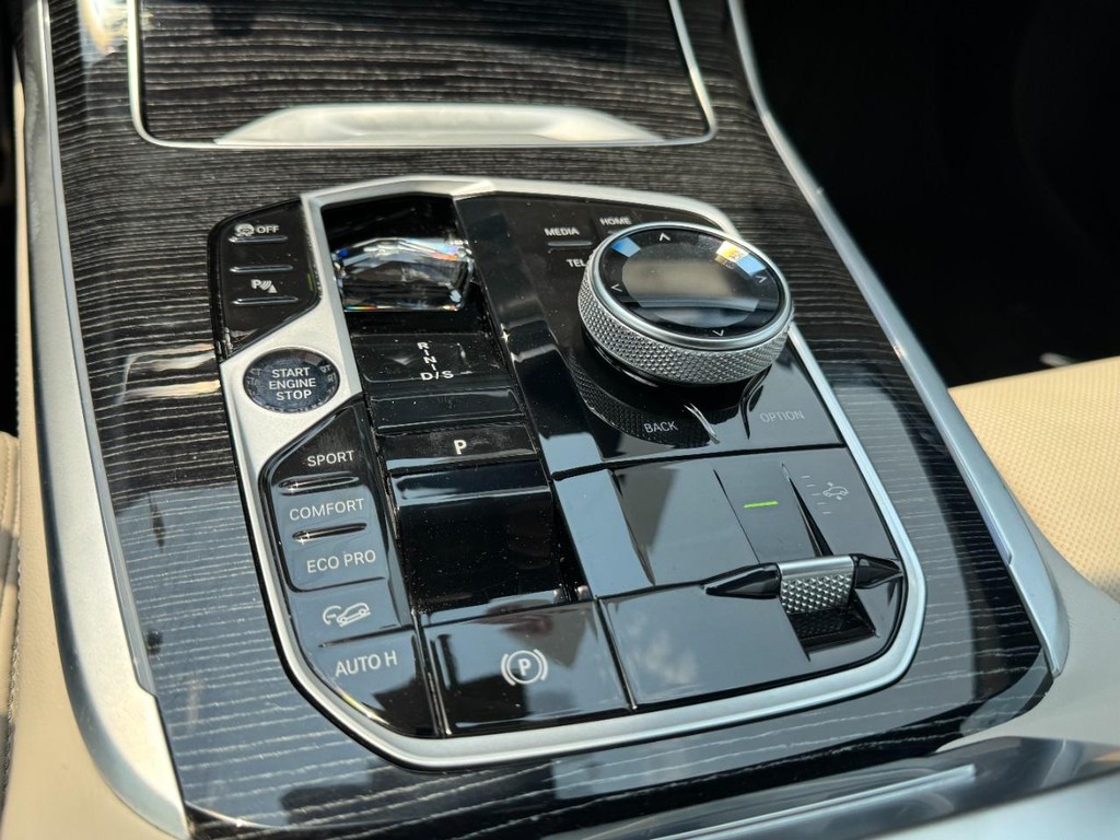 BMW X7 Vehicle Full-screen Gallery Image 20
