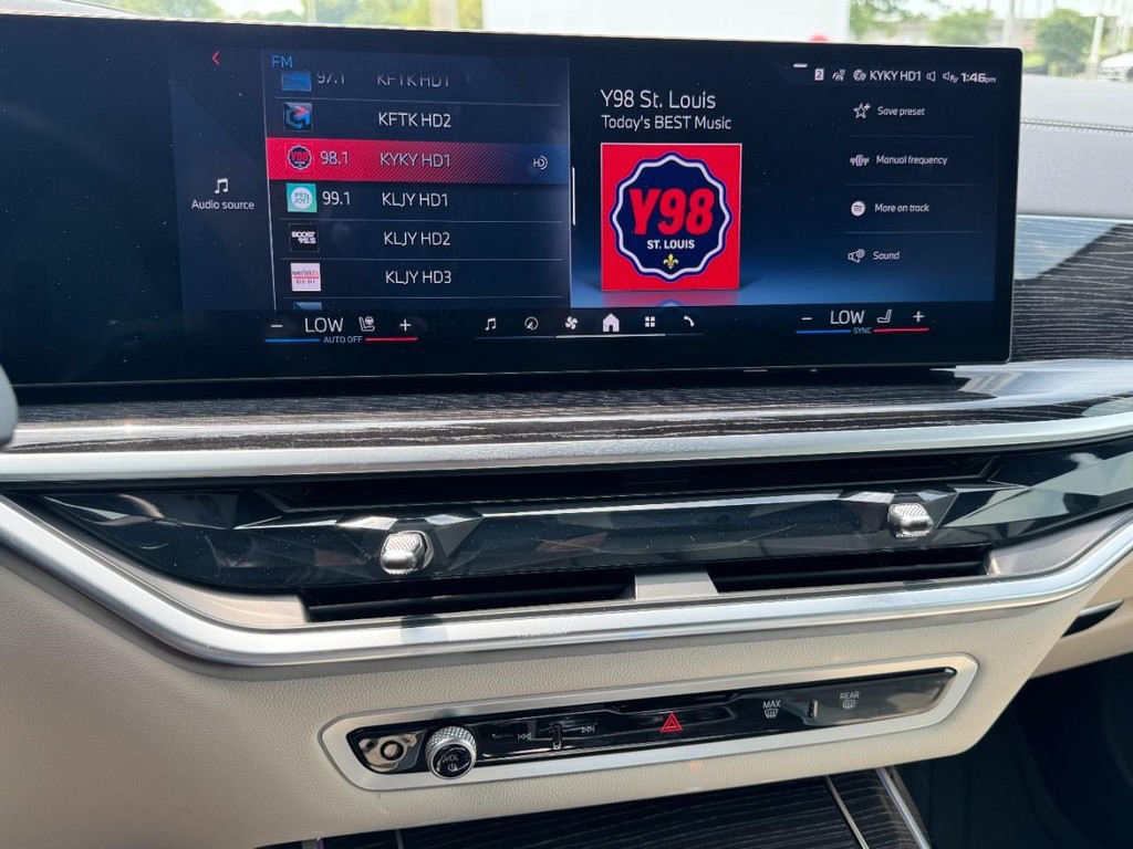 BMW X7 Vehicle Full-screen Gallery Image 21