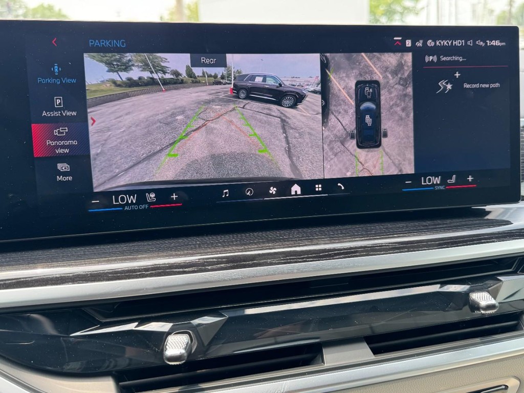 BMW X7 Vehicle Full-screen Gallery Image 23