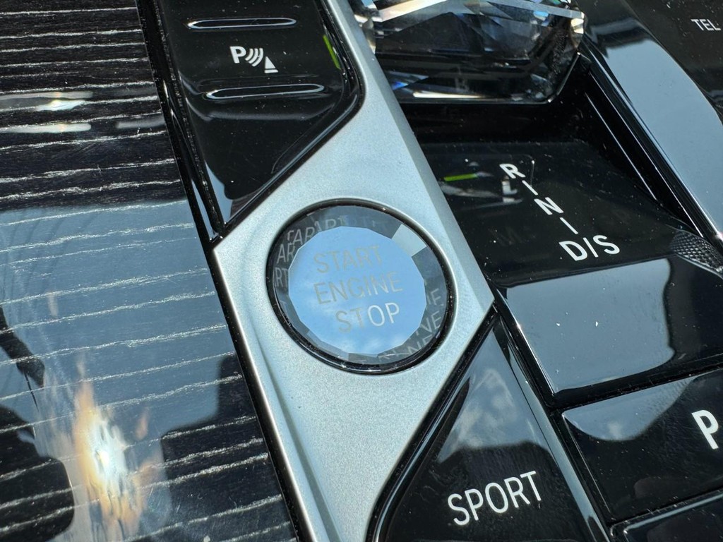 BMW X7 Vehicle Full-screen Gallery Image 24