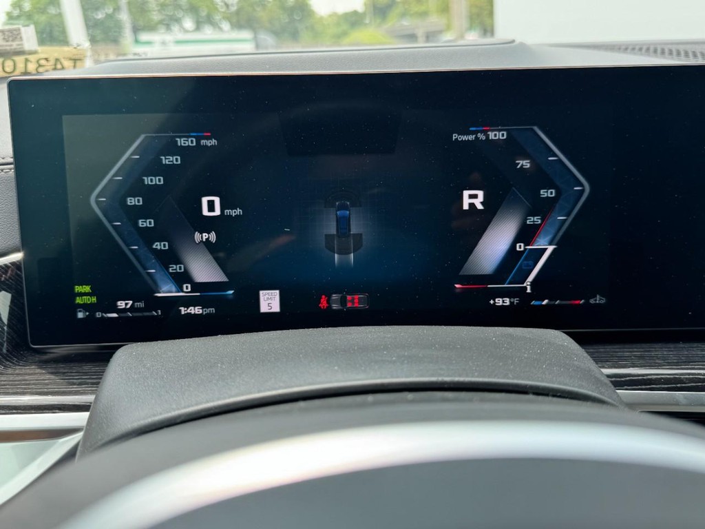 BMW X7 Vehicle Full-screen Gallery Image 25
