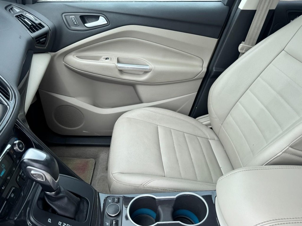Ford Escape Vehicle Full-screen Gallery Image 14