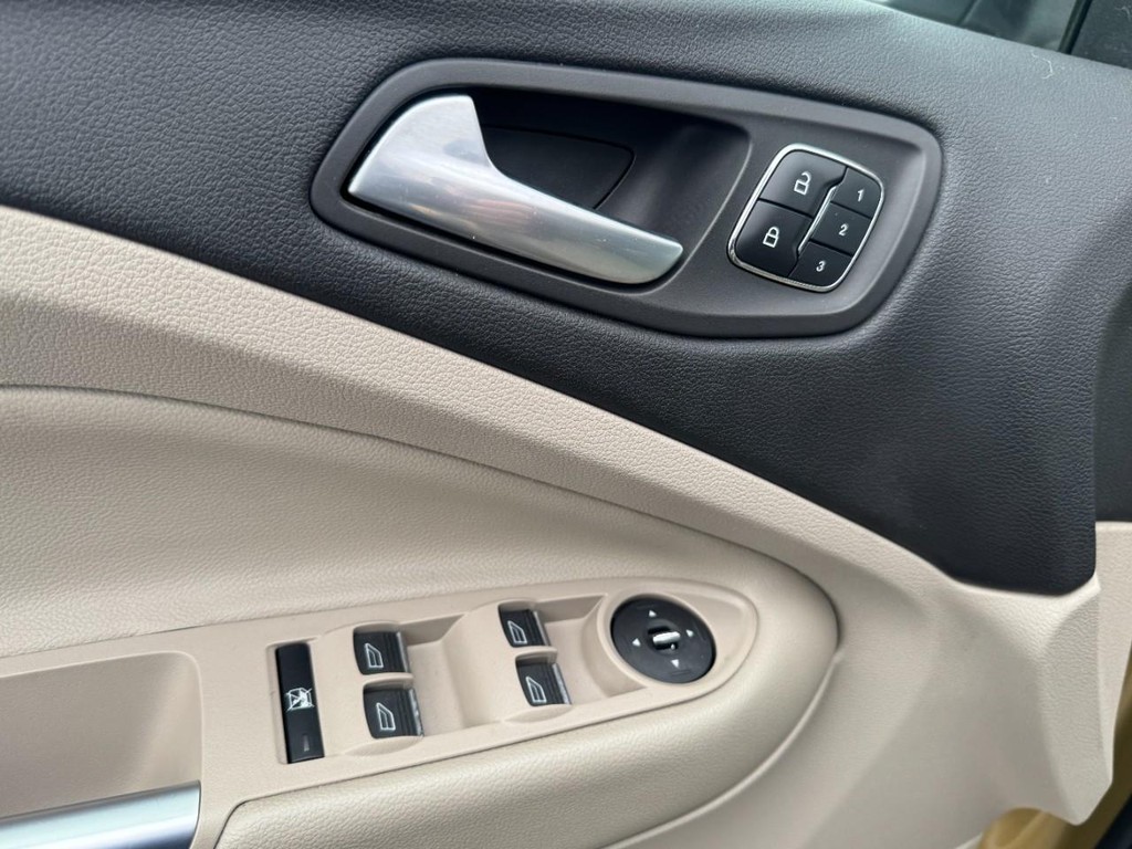 Ford Escape Vehicle Full-screen Gallery Image 16