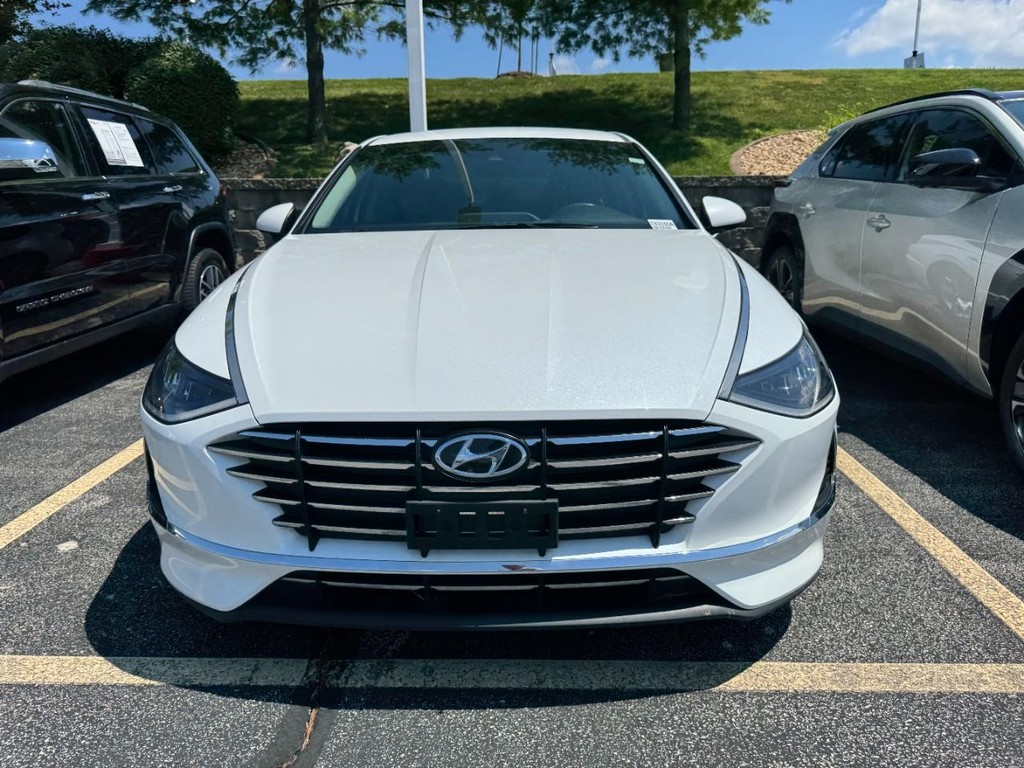Hyundai Sonata Vehicle Full-screen Gallery Image 02