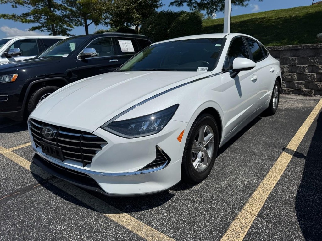 Hyundai Sonata Vehicle Full-screen Gallery Image 03