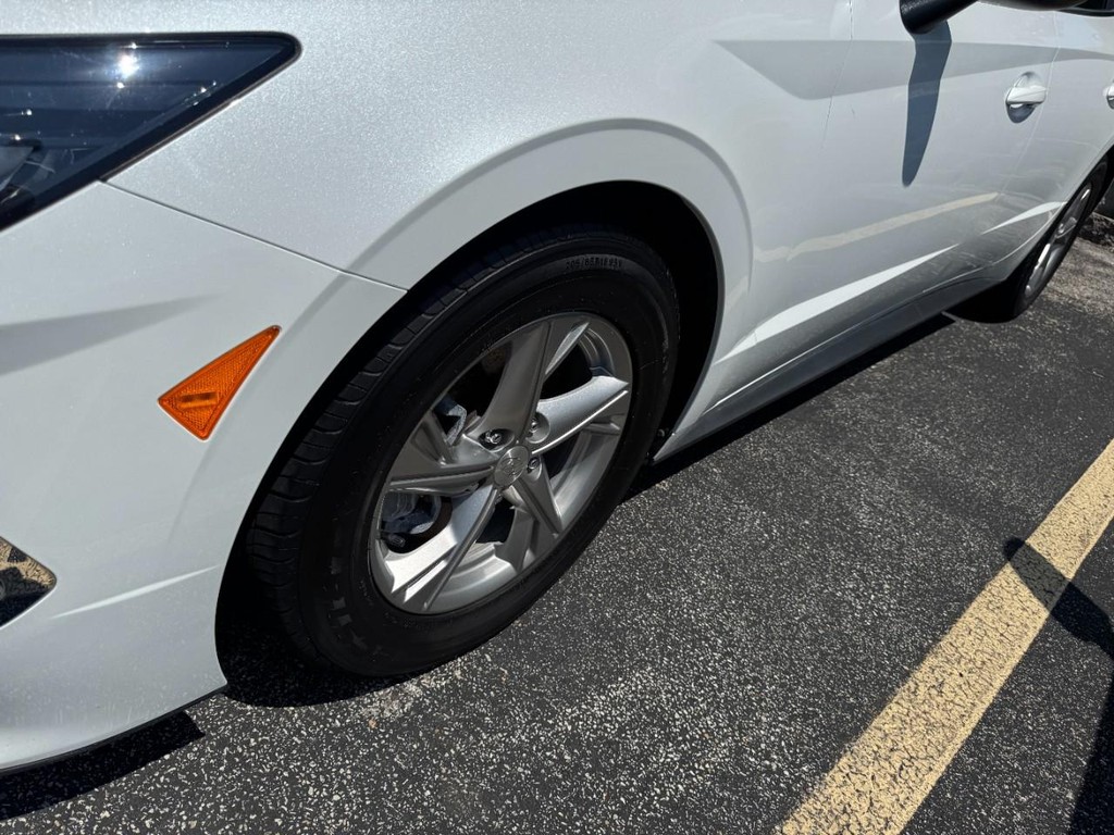 Hyundai Sonata Vehicle Full-screen Gallery Image 04