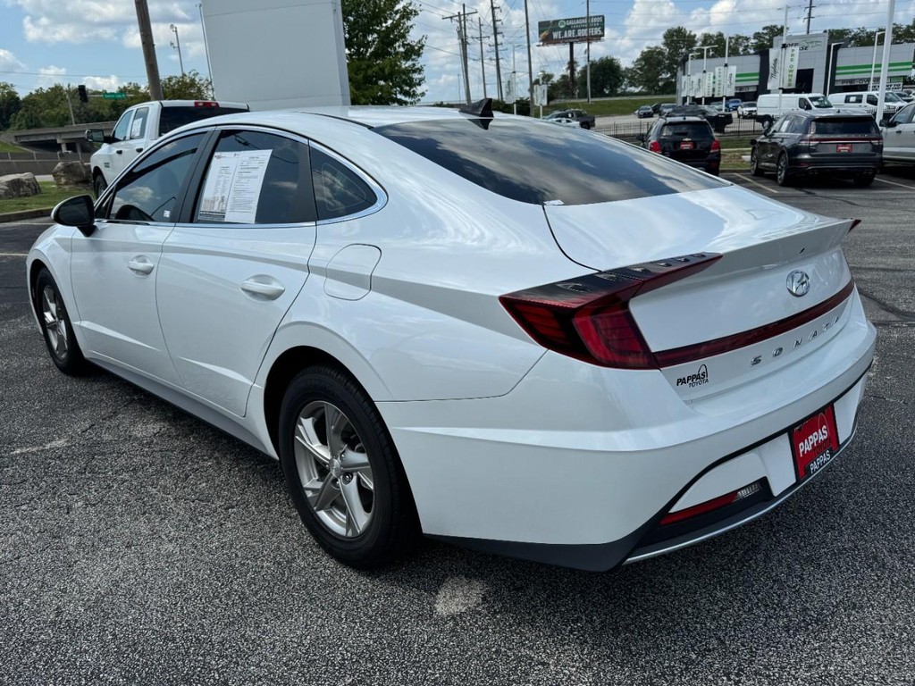 Hyundai Sonata Vehicle Full-screen Gallery Image 05