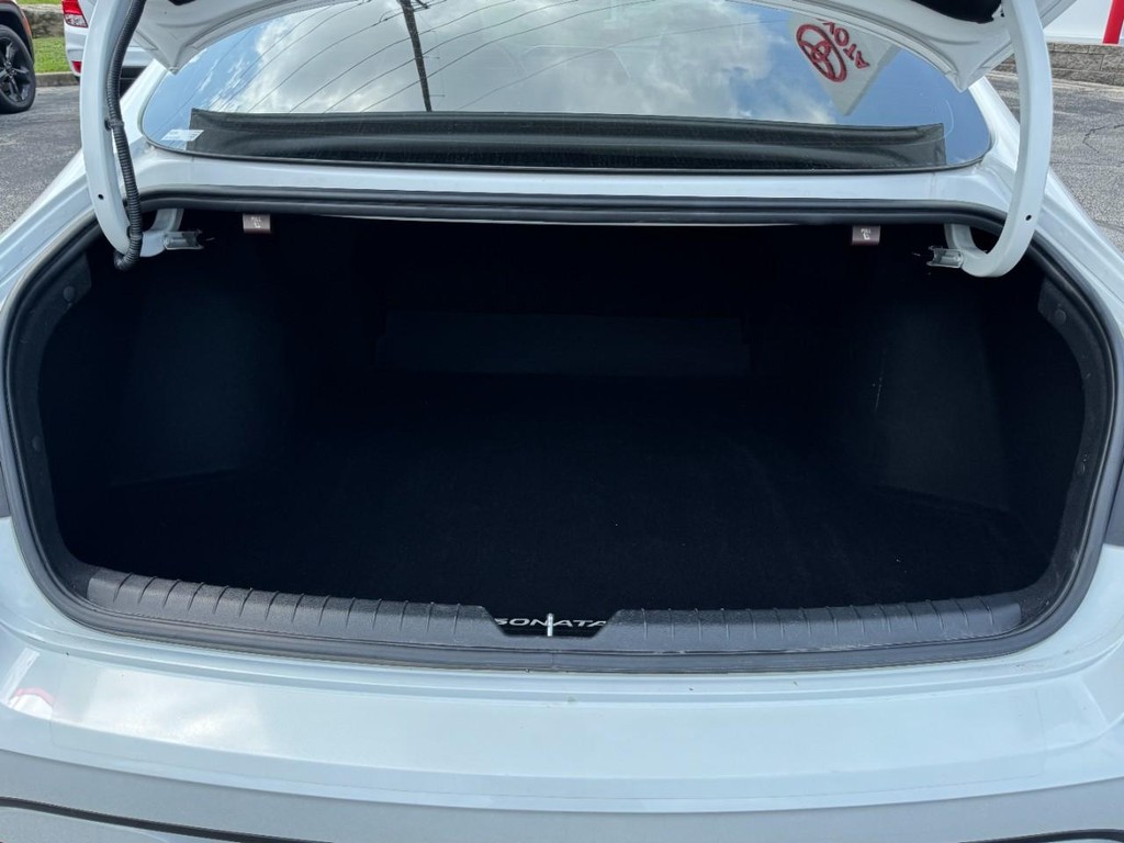 Hyundai Sonata Vehicle Full-screen Gallery Image 06