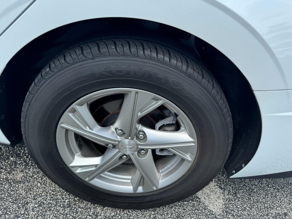 Hyundai Sonata Vehicle Full-screen Gallery Image 07