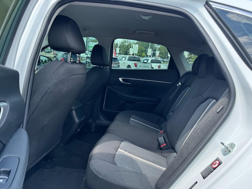 Hyundai Sonata Vehicle Full-screen Gallery Image 10