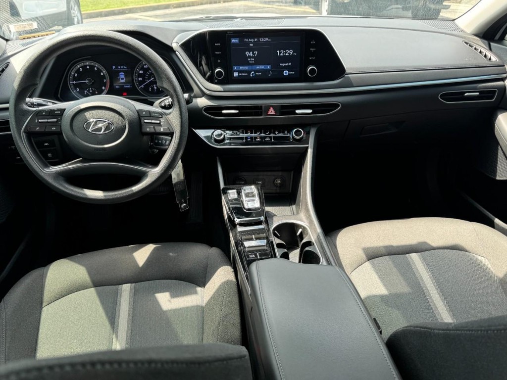 Hyundai Sonata Vehicle Full-screen Gallery Image 11