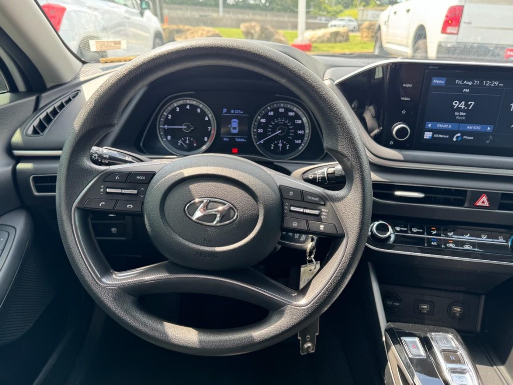 Hyundai Sonata Vehicle Full-screen Gallery Image 12