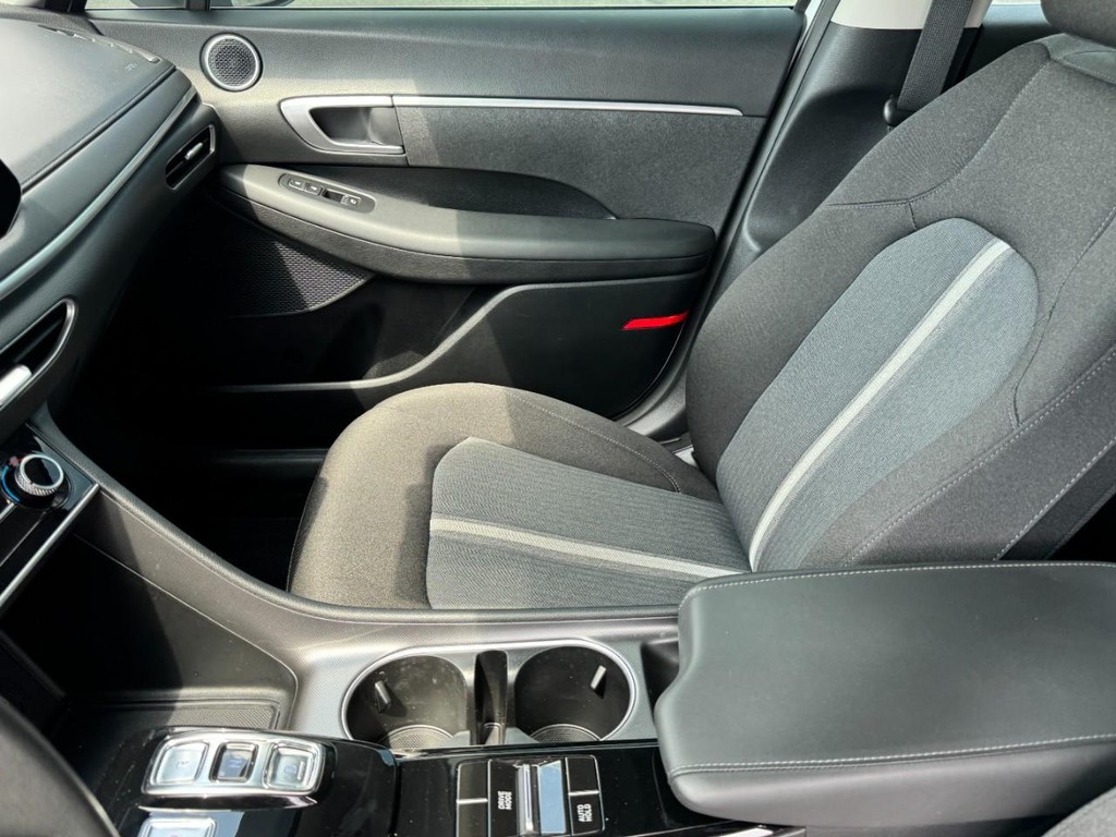 Hyundai Sonata Vehicle Full-screen Gallery Image 13