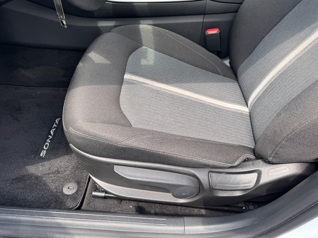 Hyundai Sonata Vehicle Full-screen Gallery Image 14