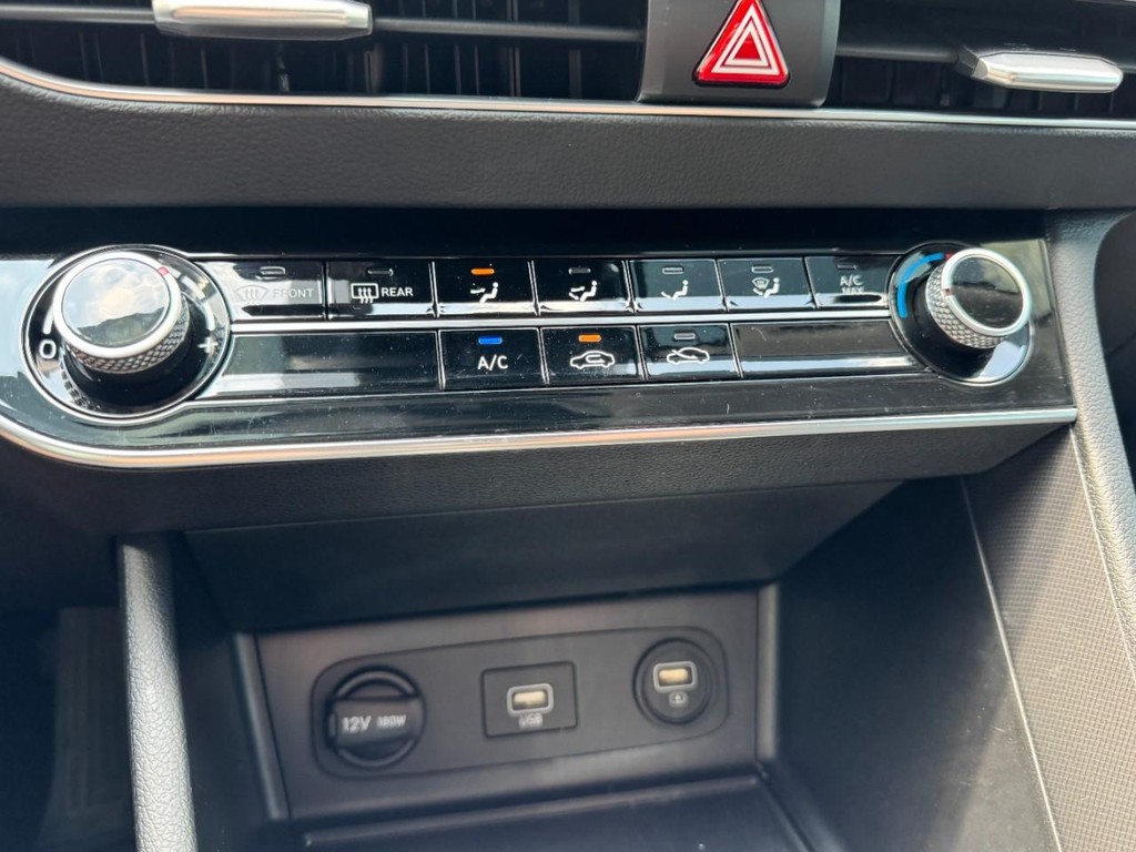 Hyundai Sonata Vehicle Full-screen Gallery Image 18