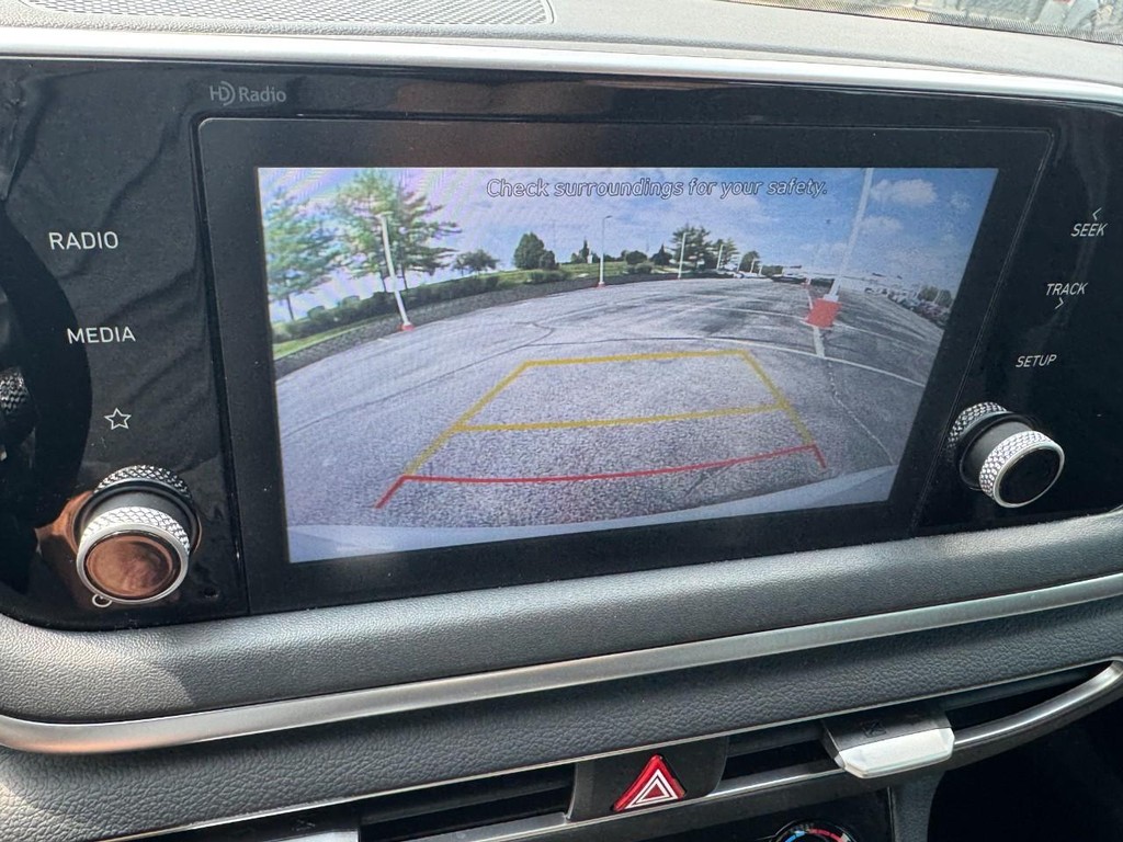 Hyundai Sonata Vehicle Full-screen Gallery Image 20