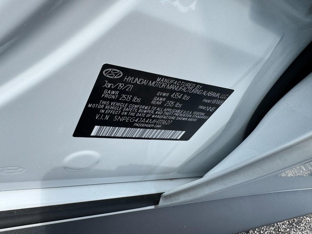 Hyundai Sonata Vehicle Full-screen Gallery Image 22