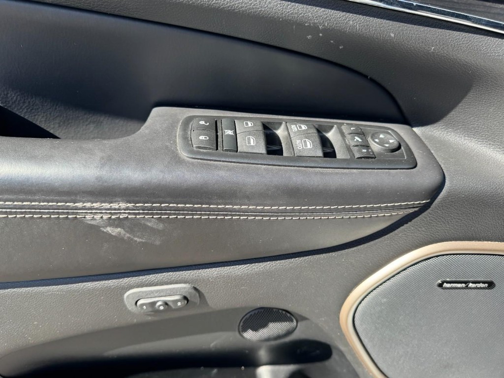 Jeep Grand Cherokee Vehicle Full-screen Gallery Image 16