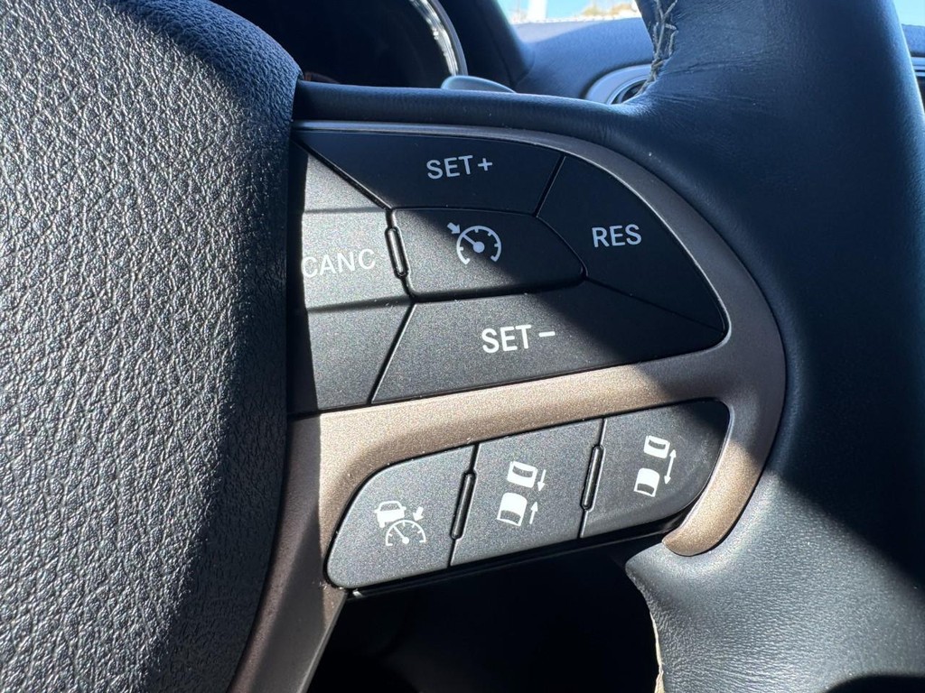 Jeep Grand Cherokee Vehicle Full-screen Gallery Image 18