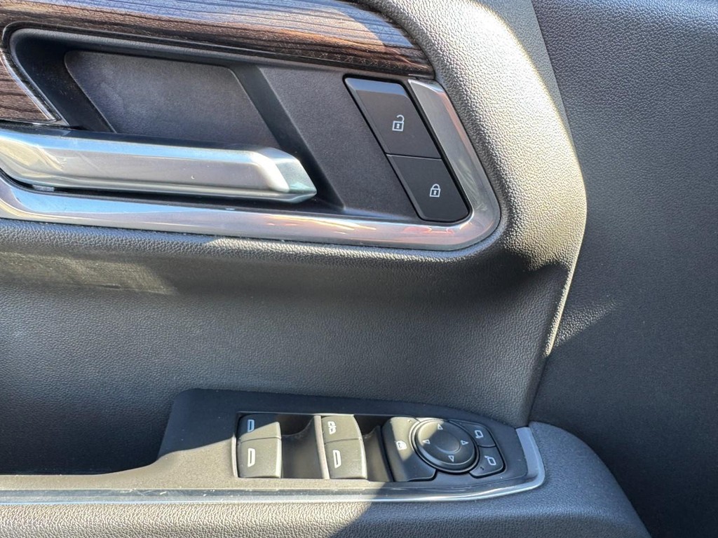 Chevrolet Silverado 1500 Vehicle Full-screen Gallery Image 16