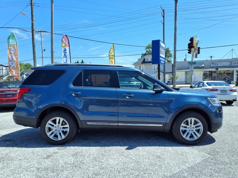 Ford Explorer Vehicle Full-screen Gallery Image 05