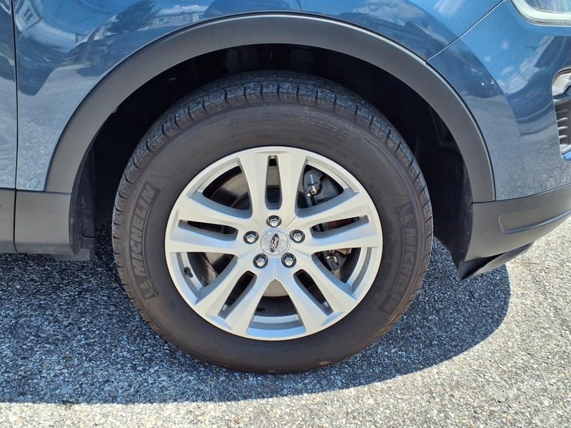 Ford Explorer Vehicle Full-screen Gallery Image 06