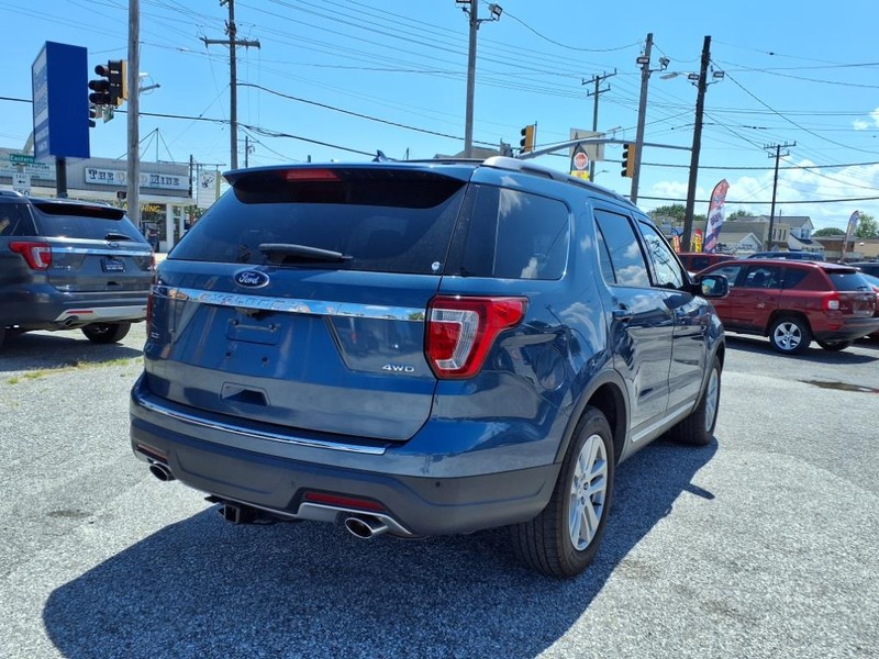 Ford Explorer Vehicle Full-screen Gallery Image 07