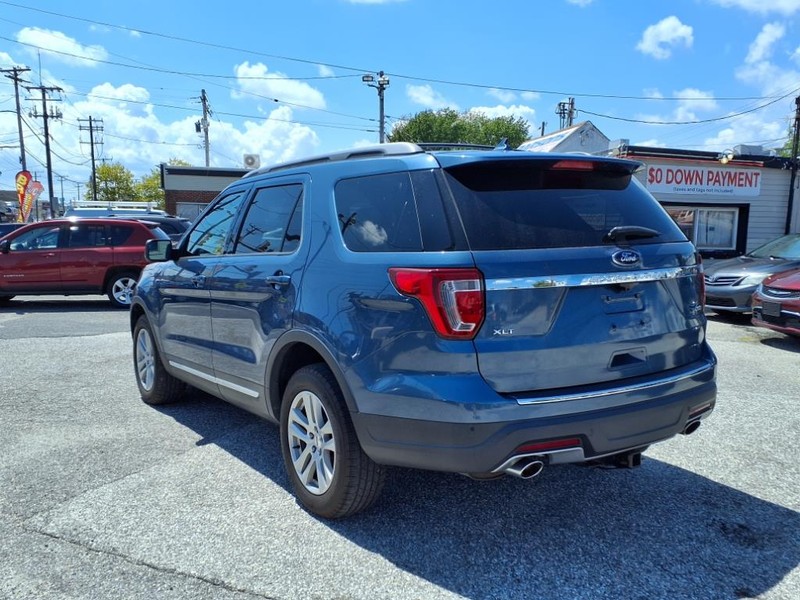 Ford Explorer Vehicle Full-screen Gallery Image 09