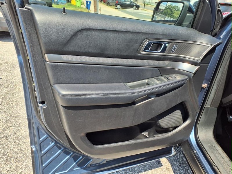 Ford Explorer Vehicle Full-screen Gallery Image 11