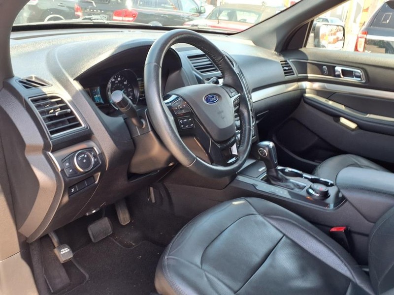 Ford Explorer Vehicle Full-screen Gallery Image 12