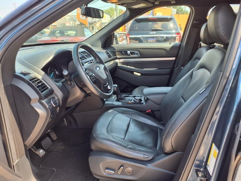 Ford Explorer Vehicle Full-screen Gallery Image 13