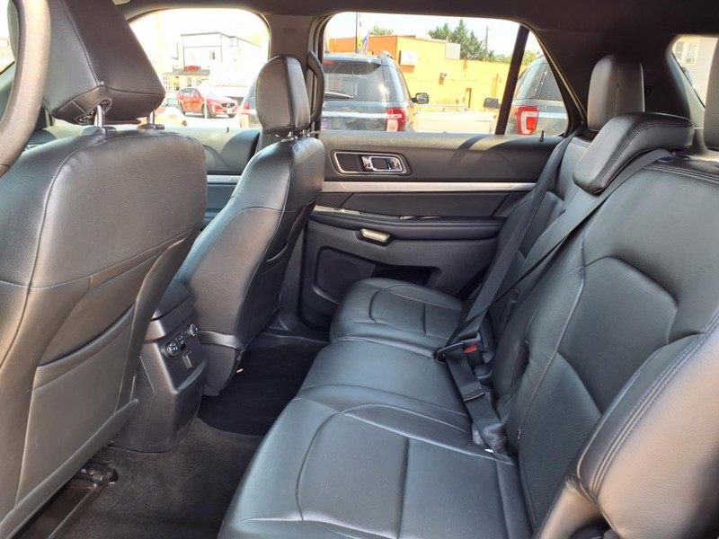 Ford Explorer Vehicle Full-screen Gallery Image 14