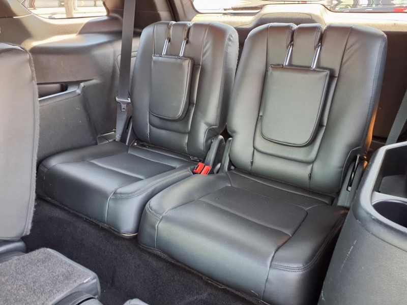 Ford Explorer Vehicle Full-screen Gallery Image 15