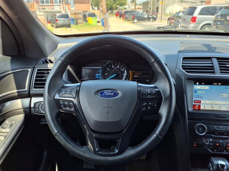 Ford Explorer Vehicle Full-screen Gallery Image 16