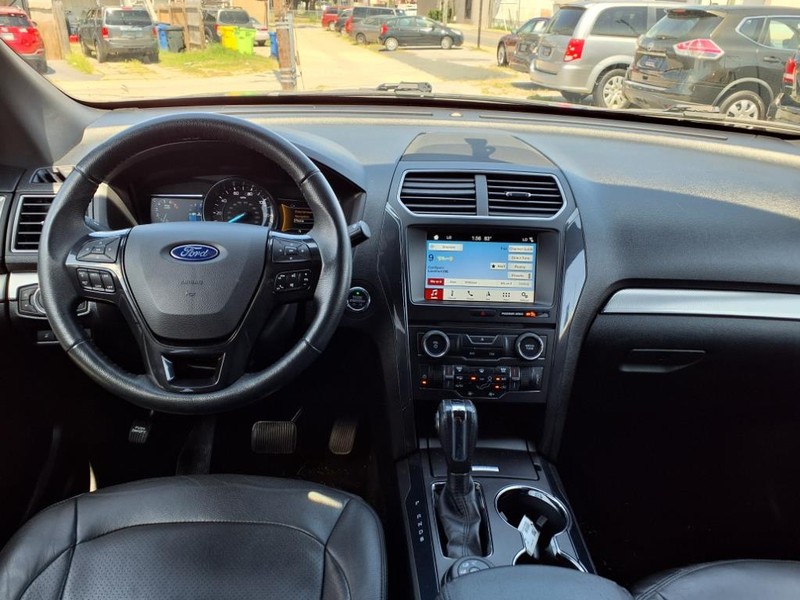 Ford Explorer Vehicle Full-screen Gallery Image 17